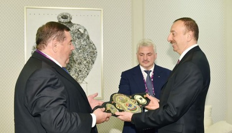 Ильхаму Алиеву вручен Чемпионский пояс в самбо - ФОТО
